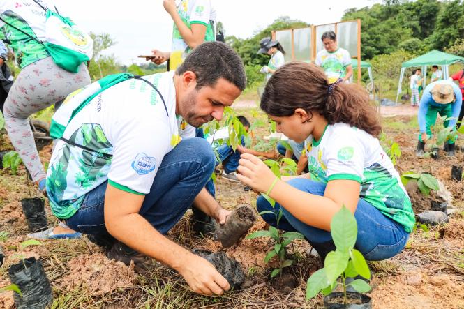 44 meninos e meninas de 10 a 15 anos das escolas municipais Maria do Carmo e Paulo Freire participaram hoje (22) de atividades de conscientização ambiental no Parque Estadual do Utinga, na Região Metropolitana de Belém. O evento foi promovido pelo Instituto Amigos da Floresta Amazônica (ASFLORA), em parceria com o Instituto de Desenvolvimento Florestal e da Biodiversidade (Ideflor-bio), que contou também com o patrocínio da empresa Mitsubishi Corporation.

FOTO: ASCOM / IDEFLOR
DATA: 22.02.2019
BELÉM - PA <div class='credito_fotos'>Foto: ASCOM / IDEFLOR   |   <a href='/midias/2019/originais/d9975075-82b3-421a-9fda-fb44f19bfaf8.jpg' download><i class='fa-solid fa-download'></i> Download</a></div>