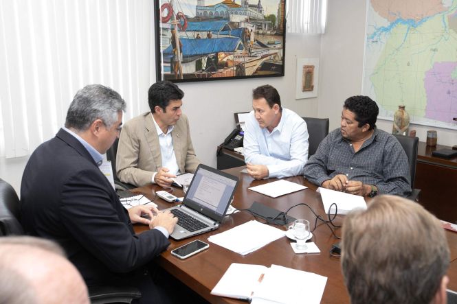 O governador do Estado, Helder Barbalho, recebeu, durante a manhã e início da tarde desta segunda-feira (29), no Palácio do Governo, em Belém, prefeitos e lideranças de diversos municípios do Pará. Durante as audiências, estiveram em pauta temas como infraestrutura, educação, saúde e segurança.

FOTO: MARCO SANTOS / AGÊNCIA PARÁ
DATA: 29.04.2019
BELÉM - PARÁ <div class='credito_fotos'>Foto: Marco Santos / Ag. Pará   |   <a href='/midias/2019/originais/daa6fbbc-9451-42de-aea3-cab9de7c7838.jpg' download><i class='fa-solid fa-download'></i> Download</a></div>