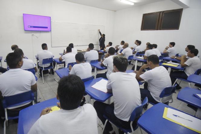 Cerca de 500 candidatos começaram as aulas na manhã desta segunda-feira, (11), para o curso de formação profissional de agente prisional, do concurso C-199 da Superintendência do Sistema Penitenciário do Estado (Susipe). O curso acontece no Instituto de Ensino de Segurança do Pará (IESP), em Marituba. No total, 498 candidatos classificados estão divididos em 14 turmas. 

FOTO: ASCOM / SUSIPE
DATA: 11.03.2019
BELÉM - PA <div class='credito_fotos'>Foto: ASCOM / SUSIPE   |   <a href='/midias/2019/originais/dabe4e5f-acbc-4d66-8eff-585eb8c682f2.jpg' download><i class='fa-solid fa-download'></i> Download</a></div>