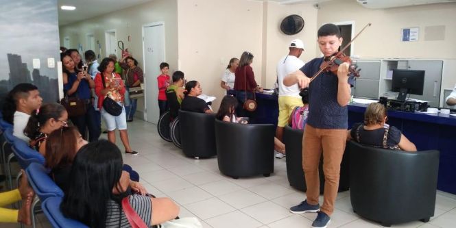 O Grupo de Trabalho de Humanização (GTH) do Hospital Jean Bitar (HJB), em Belém, antecipou a Páscoa para colaboradores, usuários, acompanhantes e visitantes, ao surpreender a todos que circulavam no ambiente, durante todo o dia de ontem (18), com apresentação musical do violonista Mauro Coutinho, na área de Recepção. <div class='credito_fotos'>Foto: ASCOM HJB   |   <a href='/midias/2019/originais/dc8f5ab5-2695-4dcf-8eb4-d9de3b34335a.jpg' download><i class='fa-solid fa-download'></i> Download</a></div>