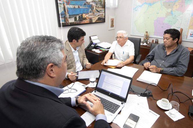 O governador do Estado, Helder Barbalho, recebeu, durante a manhã e início da tarde desta segunda-feira (29), no Palácio do Governo, em Belém, prefeitos e lideranças de diversos municípios do Pará. Durante as audiências, estiveram em pauta temas como infraestrutura, educação, saúde e segurança.

FOTO: MARCO SANTOS / AGÊNCIA PARÁ
DATA: 29.04.2019
BELÉM - PARÁ <div class='credito_fotos'>Foto: Marco Santos / Ag. Pará   |   <a href='/midias/2019/originais/dd643987-8c97-4bef-a4af-4d81b22b12ee.jpg' download><i class='fa-solid fa-download'></i> Download</a></div>