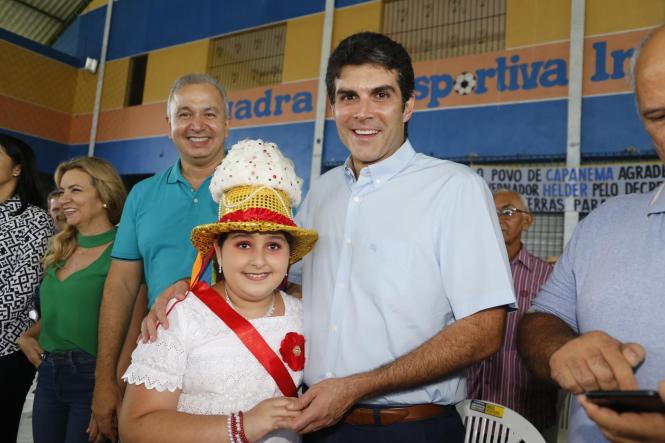 O município de Capanema, no nordeste paraense, deu um importante passo neste sábado (09) rumo à concretização da regularização fundiária urbana. O governador Helder Barbalho esteve na sede municipal para assinar o Decreto 2.056/18, que oficializa a entrega do título da área patrimonial do município à Prefeitura. Com isso, o Executivo municipal pode começar o processo de cadastramento dos imóveis, para posterior entrega dos títulos de posse aos proprietários. A expectativa da Prefeitura de Capanema é que o decreto permita a regularização de mais de 23 mil imóveis da área urbana e dos distritos de Tauari e Mirasselvas, o que representa uma abrangência de 80% da área do município.


FOTO: MARCELO SEABRA / AGÊNCIA PARÁ
DATA: 09.03.2019
CAPANEMA - PARÁ

 <div class='credito_fotos'>Foto: Marcelo Seabra / Ag. Pará   |   <a href='/midias/2019/originais/de7f6ea7-9d59-4c4d-b971-019cb7163d3e.jpg' download><i class='fa-solid fa-download'></i> Download</a></div>