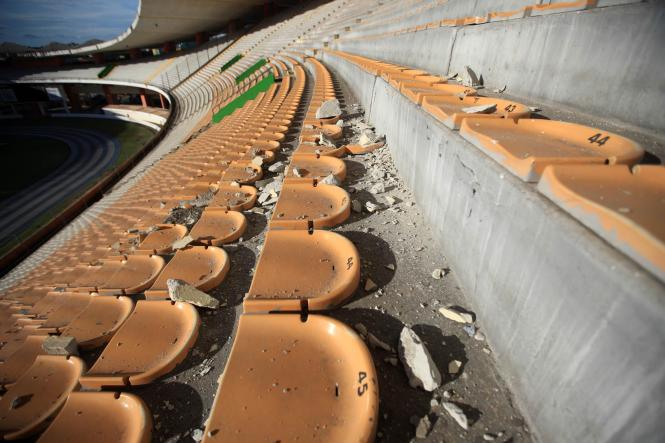 O governador do Pará, Helder Barbalho, informou que ficará pronto em 10 dias, o laudo sobre o desabamento de parte da cobertura do Estádio Olímpico do Pará, o Mangueirão. A informação foi passada em coletiva com a imprensa na tarde desta quarta-feira (9), após visita ao local. “Faremos de tudo para que, o mais rápido possível, o Mangueirão esteja plenamente em condições de funcionamento”, garantiu. 

FOTO: THIAGO GOMES/AG. PARÁ
DATA: 09.01.2019
BELÉM - PARÁ
 <div class='credito_fotos'>Foto: Thiago Gomes /Ag. Pará   |   <a href='/midias/2019/originais/df9f60c0-a313-41a1-867c-1e4c57ab21eb.jpg' download><i class='fa-solid fa-download'></i> Download</a></div>