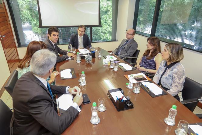 Na manhã desta segunda-feira (08), o governador do Estado, Helder Barbalho, esteve na sede do Tribunal de Contas do Estado para fazer um pedido de criação de grupo de trabalho para contratação e construção da ponte do Moju que foi derrubada no último sábado. Na ocasião Helder também participou de um encontro com cerca de 150 técnicos do TCE e MPCE, incluindo conselheiros e procuradores, onde tratou sobre os projetos do Governo para os próximos quatro anos.

FOTO: MARCO SANTOS / AGÊNCIA PARÁ
DATA: 08.04.2019
BELÉM - PA <div class='credito_fotos'>Foto: Marco Santos / Ag. Pará   |   <a href='/midias/2019/originais/e0df4c2e-651f-4395-8da2-eaf9a30ce142.jpg' download><i class='fa-solid fa-download'></i> Download</a></div>