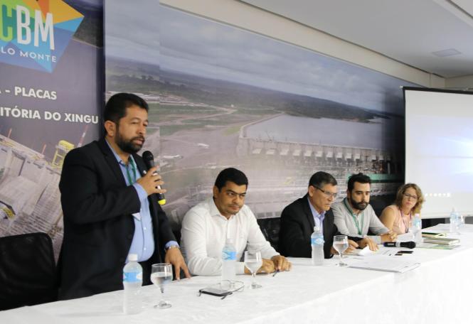 Durante esta semana, o comitê gestor do Plano de Desenvolvimento Regional Sustentável do Xingu (PDRSX) se reuniu, em Altamira, para tratar sobre a criação de políticas que auxiliem na redução das desigualdades regionais, por meio da criação de planos estratégicos para desenvolvimento da mesorregião do Xingu. Participaram da reunião do comitê, o secretário Regional de Governo, Henderson Pinto, o ministro da secretaria de governo e representantes das prefeituras envolvidas.

FOTO: DIVULGAÇÃO / Marth Uchôa
DATA: 14.03.2019
XINGÚ - PARÁ <div class='credito_fotos'>Foto: Divulgação / Marth Uchôa   |   <a href='/midias/2019/originais/e15ec272-fa9b-437f-a373-b74b05912a12.jpg' download><i class='fa-solid fa-download'></i> Download</a></div>