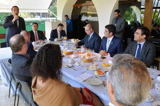 Em Brasília (DF), para participar da definição dos pontos do novo Pacto Federativo, o governador do Pará, Helder Barbalho, confirmou que as medidas propostas representam a revisão da relação do Governo Federal com os estados. Todos os 27 governadores presentes ao encontro, nesta quarta-feira (8), colaboraram na elaboração dos seis tópicos, que serão analisados e respondidos na próxima semana pelo ministro da Casa Civil, Onyx Lorenzoni.

FOTO: MARCOS BRANDÃO / SENADO FEDERAL
DATA: 08.05.2019
BRASÍLIA - DF <div class='credito_fotos'>Foto: MARCOS BRANDÃO / SENADO FEDERAL   |   <a href='/midias/2019/originais/e1b9f243-1430-4bfe-9133-63eb1f0c6a65.jpg' download><i class='fa-solid fa-download'></i> Download</a></div>