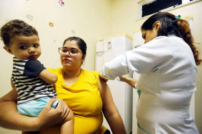 A partir desta segunda-feira (22), todos os públicos prioritários poderão se vacinar pela 21ª Campanha Nacional de Vacinação contra o vírus Influenza. Na primeira fase da da iniciativa – estratégia do Ministério da Saúde (MS) de prevenção do avanço da gripe pelo país, encerrada dia 18, apenas crianças, gestantes e puérperas (mulheres em fase de pós-parto com até 45 dias) estavam sendo vacinadas.

FOTO: MARCELO SEABRA / AGÊNCIA PARÁ
DATA: 22.04.2019
BELÉM - PARÁ <div class='credito_fotos'>Foto: Marcelo Seabra / Ag. Pará   |   <a href='/midias/2019/originais/e1daf3ed-c8f4-454b-9348-ce234cceca59.jpg' download><i class='fa-solid fa-download'></i> Download</a></div>