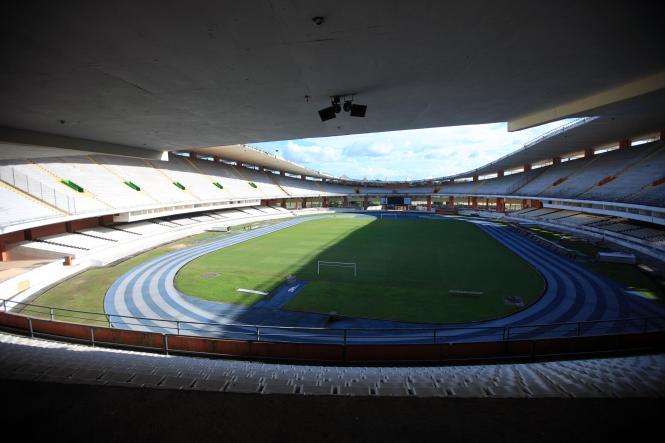 O governador do Pará, Helder Barbalho, informou que ficará pronto em 10 dias, o laudo sobre o desabamento de parte da cobertura do Estádio Olímpico do Pará, o Mangueirão. A informação foi passada em coletiva com a imprensa na tarde desta quarta-feira (9), após visita ao local. “Faremos de tudo para que, o mais rápido possível, o Mangueirão esteja plenamente em condições de funcionamento”, garantiu. 

FOTO: THIAGO GOMES/AG. PARÁ
DATA: 09.01.2019
BELÉM - PARÁ
 <div class='credito_fotos'>Foto: Thiago Gomes /Ag. Pará   |   <a href='/midias/2019/originais/e49e92b9-8069-46e0-bcbd-aed6e4b839e0.jpg' download><i class='fa-solid fa-download'></i> Download</a></div>