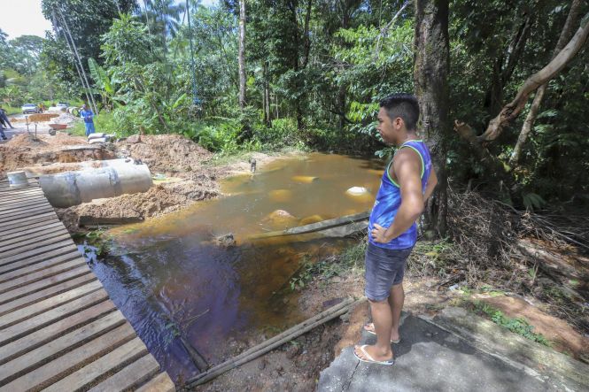 O Governo do Pará, por meio da Defesa Civil Estadual, vai enviar a Bragança, no nordeste paraense, 358 cestas básicas e 358 kits de higiene pessoal, para serem distribuídos a famílias atingidas pelas fortes chuvas que castigam o município. Segundo a Defesa Civil de Bragança, mais de 40 mil pessoas foram, de alguma forma, prejudicadas pelos temporais, que provocaram inúmeros transtornos, como alagamentos, enchentes e interrupção de estradas. O material deverá começar a chegar a Bragança na próxima terça-feira (14).

FOTO: MARCO SANTOS / AGÊNCIA PARÁ
DATA: 10.05.2019
BELÉM - PARÁ <div class='credito_fotos'>Foto: Marco Santos / Ag. Pará   |   <a href='/midias/2019/originais/e5060f77-c823-4e01-976e-1d4d83625956.jpg' download><i class='fa-solid fa-download'></i> Download</a></div>