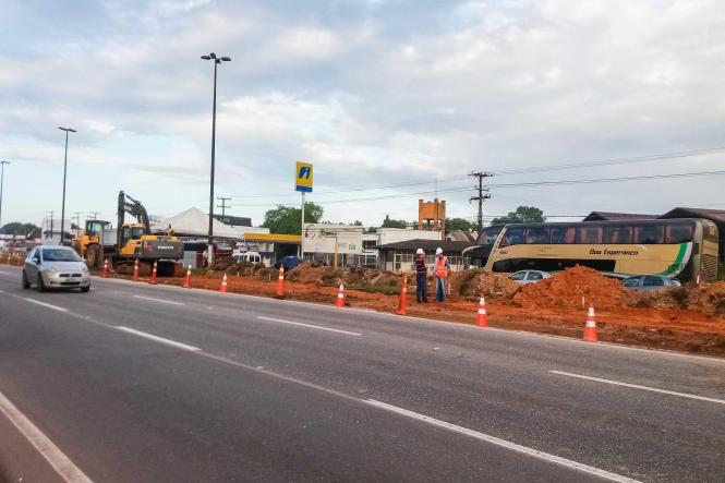 Além de transformar os primeiros 10.8 km da rodovia BR-316 em uma avenida com mobilidade e qualidade no transporte na Região Metropolitana de Belém (RMB), as obras da Nova BR devem gerar pelo menos 1 mil postos de trabalho em diversas áreas. Durante os 19 meses de execução do projeto de requalificação da rodovia sob responsabilidade do Núcleo de Gerenciamento de Transporte Metropolitano (NGTM) do Governo do Estado, por meio da construtora contratada, o objetivo é oferecer as chances, preferencialmente, para trabalhadores da região, que moram próximo ao corredor das obras.

FOTO: DIVULGAÇÃO
DATA: 22.02.2019 <div class='credito_fotos'>Foto: Divulgação   |   <a href='/midias/2019/originais/e7d68d81-7b75-4b42-a981-bb3d655aaf22.jpg' download><i class='fa-solid fa-download'></i> Download</a></div>