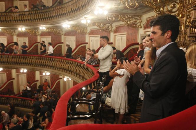 Uma noite que uniu música, audiovisual e muito encantamento infantil. O Theatro da Paz lotou na de quinta, 21, para o lançamento de “Allegro Pero No Mucho”, curta-metragem de animação do diretor Cássio Tavernard.

FOTO: MARCELO SEABRA / AGÊNCIA PARÁ
DATA: 22.02.2019
BELÉM - PARÁ <div class='credito_fotos'>Foto: Marcelo Seabra / Ag. Pará   |   <a href='/midias/2019/originais/eb26ee35-7966-4018-965c-7e6b221c4d3e.jpg' download><i class='fa-solid fa-download'></i> Download</a></div>