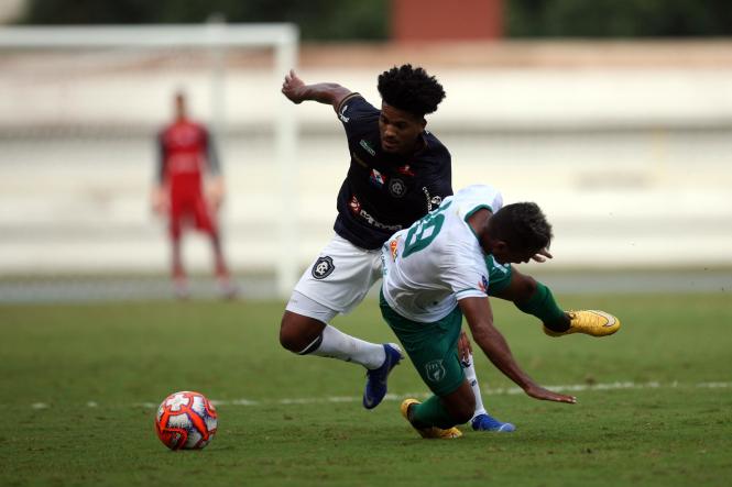 Tranquilidade e muita comemoração marcaram a reabertura do Estádio Estadual Jornalista Edgar Augusto Proença - Mangueirão na tarde deste domingo (3). A vitória do Remo contra o Tapajós, por 1x0, em jogo referente à primeira rodada do Parazão, foi acompanhada de perto por 19,2 mil torcedores, e dentre eles, muitas crianças acompanhadas pelos pais e familiares. 

FOTO: THIAGO GOMES/AG. PARÁ
DATA: 03.02.2019 
BELÉM - PARÁ <div class='credito_fotos'>Foto: Thiago Gomes /Ag. Pará   |   <a href='/midias/2019/originais/ee4113da-b33c-4ae0-ba56-f781a6390d3a.jpg' download><i class='fa-solid fa-download'></i> Download</a></div>