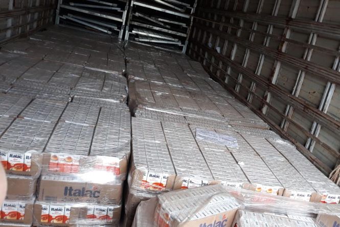 Um caminhão baú transportando quase 20 mil caixas de leite condensado foi apreendido na rodovia BR-222, em Marabá, pela coordenação da unidade de controle de mercadorias em trânsito de Carajás, da Secretaria de Estado da Fazenda (Sefa). A apreensão foi realizada no último sábado (20). O material não tinha nota fiscal e o valor estimado é de R$69 mil.

FOTO: ASCOM / SEFA
DATA: 22.04.2019
MARABÁ - PARÁ <div class='credito_fotos'>Foto: ASCOM / SEFA   |   <a href='/midias/2019/originais/ee87ae57-4be1-41ef-8423-8768c64b6f3d.jpg' download><i class='fa-solid fa-download'></i> Download</a></div>