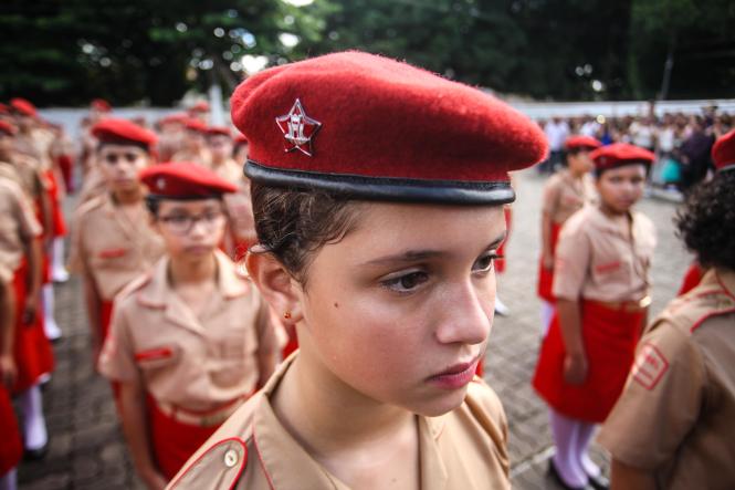 O Governo do Pará vai apoiar ações voltadas à expansão do Colégio Militar de Belém (CMBel), garantiu o governador Helder Barbalho na manhã deste sábado (09), durante a cerimônia de entrega da boina garança, símbolo que confirma a integração do estudante ao sistema militar de ensino. A maior parte dos alunos, 87 de um total de 126, ingressa no 6º ano do ensino fundamental.

FOTO: MAYCON NUNES / AGÊNCIA PARÁ
DATA: 09.03.2019
BELÉM - PARÁ <div class='credito_fotos'>Foto: Maycon Nunes / Ag. Pará   |   <a href='/midias/2019/originais/eeba4330-1daf-4ad5-a1f0-48b2bf42d2e6.jpg' download><i class='fa-solid fa-download'></i> Download</a></div>