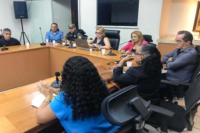 A Secretaria de Estado de Segurança Pública e Defesa Social do Pará (Segup), por meio da Diretoria de Prevenção Social da Violência e Criminalidade (Diprev), reuniu nesta sexta-feira (22), com diretoras, coordenadoras e psicólogas de escolas municipais e estaduais do bairro do Guamá, com o objetivo abrir o diálogo com as instituições para realizar trabalho conjunto na área da segurança pública visando a prevenção da criminalidade.

FOTO: ASCOM / SEGUP
DATA: 22.02.2019
BELÉM = PA <div class='credito_fotos'>Foto: ASCOM / SEGUP   |   <a href='/midias/2019/originais/efec6d34-261e-48c9-9f51-0cc92387a16c.jpg' download><i class='fa-solid fa-download'></i> Download</a></div>