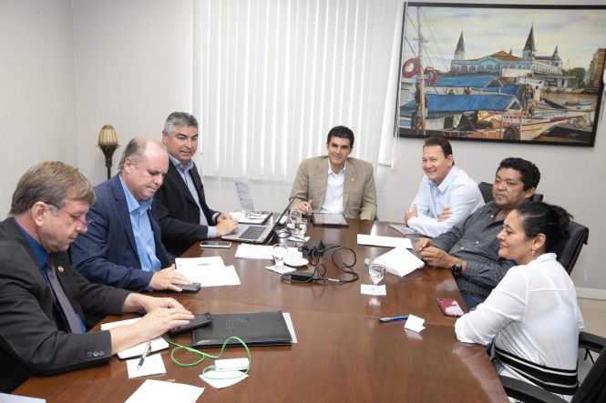 O governador do Estado, Helder Barbalho, recebeu, durante a manhã e início da tarde desta segunda-feira (29), no Palácio do Governo, em Belém, prefeitos e lideranças de diversos municípios do Pará. Durante as audiências, estiveram em pauta temas como infraestrutura, educação, saúde e segurança.

FOTO: MARCO SANTOS / AGÊNCIA PARÁ
DATA: 29.04.2019
BELÉM - PARÁ <div class='credito_fotos'>Foto: Marco Santos / Ag. Pará   |   <a href='/midias/2019/originais/f13c5346-3157-4755-bd95-8bc3b3c4955f.jpg' download><i class='fa-solid fa-download'></i> Download</a></div>