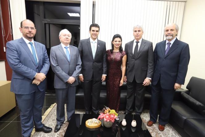 O novo presidente do Tribunal Regional Eleitoral do Pará (TRE-PA), desembargador Roberto Gonçalves de Moura, e a Vice-Presidente, corregedora e desembargadora Luzia Nadja Guimarães Nascimento, foram empossados nesta sexta-feira (25). A posse foi concedida pela desembargadora Célia Regina de Lima Pinheiro em Sessão Plenária Extraordinária, realizada às 19h na sede do órgão. O governador Helder Barbalho e o vice-governador do Estado, Lúcio Vale, participaram da cerimônia.

FOTO: MARCO SANTOS / AGÊNCIA PARÁ
BELÉM - PARÁ
DATA: 25.01.2019 <div class='credito_fotos'>Foto: Marco Santos / Ag. Pará   |   <a href='/midias/2019/originais/f1b60e05-d22a-4d85-bfae-f825af907755.jpg' download><i class='fa-solid fa-download'></i> Download</a></div>