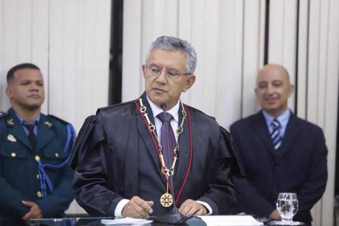 O novo presidente do Tribunal Regional Eleitoral do Pará (TRE-PA), desembargador Roberto Gonçalves de Moura, e a Vice-Presidente, corregedora e desembargadora Luzia Nadja Guimarães Nascimento, foram empossados nesta sexta-feira (25). A posse foi concedida pela desembargadora Célia Regina de Lima Pinheiro em Sessão Plenária Extraordinária, realizada às 19h na sede do órgão. O governador Helder Barbalho e o vice-governador do Estado, Lúcio Vale, participaram da cerimônia.

FOTO: MARCO SANTOS / AGÊNCIA PARÁ
BELÉM - PARÁ
DATA: 25.01.2019 <div class='credito_fotos'>Foto: Marco Santos / Ag. Pará   |   <a href='/midias/2019/originais/f49631bf-94d9-4220-ab9d-96e8996d9e89.jpg' download><i class='fa-solid fa-download'></i> Download</a></div>