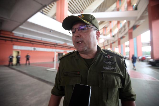 Já o Cel. Mário Antônio (foto), responsável pelo Comando de Policiamento Especializado (CPE) da Polícia Militar, reforçou o esforço conjunto que uniu vários órgãos do Governo para garantir mais segurança dentro do estádio. 

FOTO: THIAGO GOMES/AG. PARÁ
DATA: 03.02.2019 
BELÉM - PARÁ <div class='credito_fotos'>Foto: Thiago Gomes /Ag. Pará   |   <a href='/midias/2019/originais/f620f813-deb9-435a-a587-20e5ba4d07c7.jpg' download><i class='fa-solid fa-download'></i> Download</a></div>