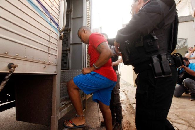 Dez detentos de alta periculosidade foram remanejados do sistema carcerário paraense para o presídio federal de Catanduvas, no Paraná, na tarde desta quinta (25). O trabalho fez parte da Operação Êxodo, da Superintendência do Sistema Penitenciário do Estado (Susipe), que, ao todo, nesta etapa, já transferiu 13 presidiários para casas de detenção de segurança máxima.

FOTO: FERNANDO ARAÚJO / AGÊNCIA PARÁ
DATA: 25.04.2019
BELÉM - PARÁ <div class='credito_fotos'>Foto: Fernando Araújo/Ag. Pará   |   <a href='/midias/2019/originais/f74945ac-4063-4f73-8f47-28bf689e58c3.jpg' download><i class='fa-solid fa-download'></i> Download</a></div>