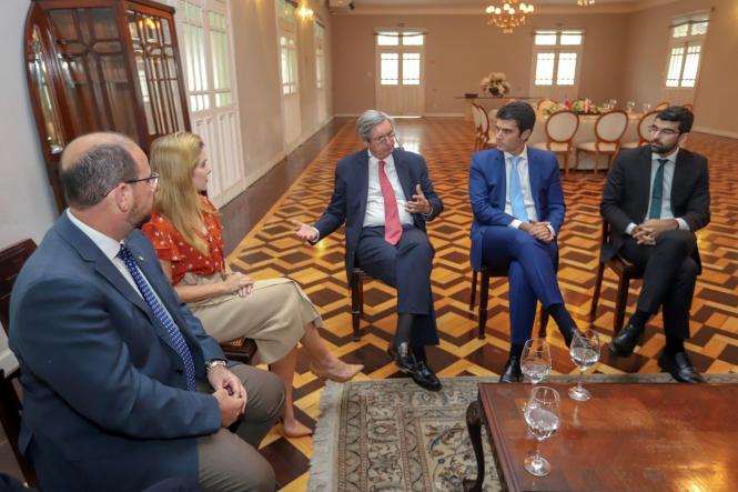 O governador Helder Barbalho recebeu, no Palácio do Governo, no início da tarde desta terça-feira (5), o embaixador do Chile no Brasil, Fernando Schmidt. O representante chileno está no Pará há alguns dias e tem se reunido com líderes empresariais e do setor público para afinar relações e estabelecer parcerias em diversos segmentos.

FOTO: MARCO SANTOS / AG. PARÁ
DATA: 05.02.2019
BELÉM - PARÁ <div class='credito_fotos'>Foto: Marco Santos / Ag. Pará   |   <a href='/midias/2019/originais/f828c3ab-63c5-48e6-9177-020a90c6d323.jpg' download><i class='fa-solid fa-download'></i> Download</a></div>