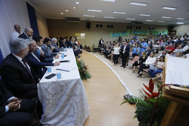 O governador do Estado, Helder Barbalho, e o vice-governador, Lúcio Vale, participaram, nesta quinta-feira, (21), da sessão especial da Assembleia Legislativa do Estado (Alepa), em Santarém. O evento ocorreu no auditório da Universidade do Estado do Pará (Uepa) e teve a presença de 28 deputados, além de vereadores do município; do presidente em exercício do Tribunal de Contas do Estado (TCE), Cipriano Sabino; e do procurador-geral de Justiça do Estado, Gilberto Martins. A sessão fez parte do programa Governo por Todo o Pará, que objetiva fazer uma gestão mais próxima das pessoas.

FOTO: MARCO SANTOS / AGÊNCIA PARÁ
DATA: 21.03.2019
SANTARÉM - PA <div class='credito_fotos'>Foto: Marco Santos / Ag. Pará   |   <a href='/midias/2019/originais/f8a2452c-2dba-45e5-9a2d-116e3b78df00.jpg' download><i class='fa-solid fa-download'></i> Download</a></div>