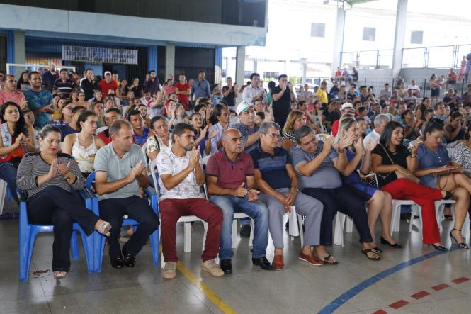 O município de Capanema, no nordeste paraense, deu um importante passo neste sábado (09) rumo à concretização da regularização fundiária urbana. O governador Helder Barbalho esteve na sede municipal para assinar o Decreto 2.056/18, que oficializa a entrega do título da área patrimonial do município à Prefeitura. Com isso, o Executivo municipal pode começar o processo de cadastramento dos imóveis, para posterior entrega dos títulos de posse aos proprietários. A expectativa da Prefeitura de Capanema é que o decreto permita a regularização de mais de 23 mil imóveis da área urbana e dos distritos de Tauari e Mirasselvas, o que representa uma abrangência de 80% da área do município.


FOTO: MARCELO SEABRA / AGÊNCIA PARÁ
DATA: 09.03.2019
CAPANEMA - PARÁ

 <div class='credito_fotos'>Foto: Marcelo Seabra / Ag. Pará   |   <a href='/midias/2019/originais/fa4a5667-3dc5-4ad6-9852-ad4418403d32.jpg' download><i class='fa-solid fa-download'></i> Download</a></div>