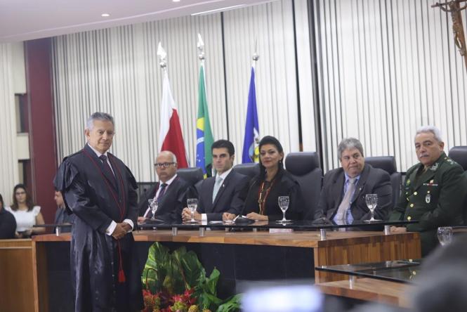 O novo presidente do Tribunal Regional Eleitoral do Pará (TRE-PA), desembargador Roberto Gonçalves de Moura, e a Vice-Presidente, corregedora e desembargadora Luzia Nadja Guimarães Nascimento, foram empossados nesta sexta-feira (25). A posse foi concedida pela desembargadora Célia Regina de Lima Pinheiro em Sessão Plenária Extraordinária, realizada às 19h na sede do órgão. O governador Helder Barbalho e o vice-governador do Estado, Lúcio Vale, participaram da cerimônia.

FOTO: MARCO SANTOS / AGÊNCIA PARÁ
BELÉM - PARÁ
DATA: 25.01.2019 <div class='credito_fotos'>Foto: Marco Santos / Ag. Pará   |   <a href='/midias/2019/originais/fc11b85a-3fea-470e-936d-66597169367b.jpg' download><i class='fa-solid fa-download'></i> Download</a></div>