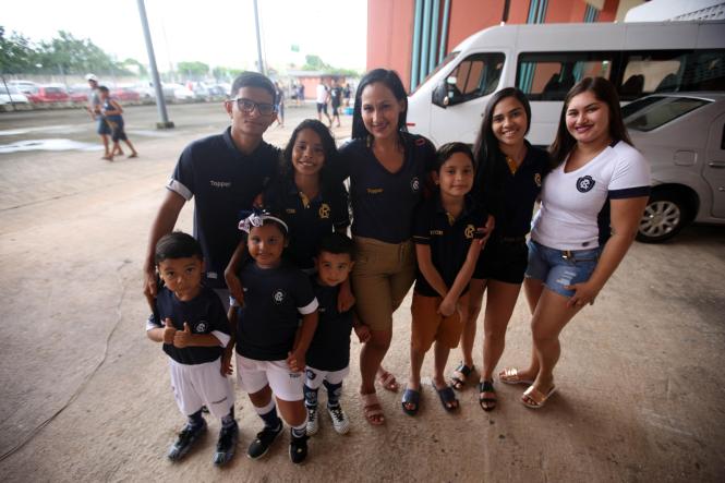 A bacharel em Direito, Walnessy Barreto (foto), levou toda a família para o jogo: nada menos que quatro sobrinhos e dois filhos, com idade entre 3 e 14 anos. "E ainda tem mais gente lá fora, que vai entrar depois!", contou. "A gente confiou na vistoria que foi feita e estamos aqui confiantes que vamos ter um placar de vitória também", justificou, ainda antes da abertura do placar, sem bem imaginar que o "pé quente" daria certo.

FOTO: THIAGO GOMES/AG. PARÁ
DATA: 03.02.2019 
BELÉM - PARÁ <div class='credito_fotos'>Foto: Thiago Gomes /Ag. Pará   |   <a href='/midias/2019/originais/fc5146cf-1e8f-4cb0-b391-0012fef8598d.jpg' download><i class='fa-solid fa-download'></i> Download</a></div>