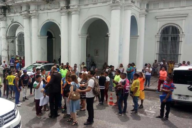 A Coordenadoria de Enfrentamento ao Tráfico de Pessoas e Trabalho Escravo (CTETP), vinculada à Secretaria de Justiça e Direitos Humanos, intermediou a manifestação dos índios venezuelanos da etnia Warao, na manhã desta quarta-feira (23), em frente à Prefeitura de Belém.

FOTO: OSMAR GUIMARÃES / ASCOM SEJUDH
DATA: 23.01.2019
BELÉM - PARÁ
 <div class='credito_fotos'>Foto: ASCOM SEJUDH   |   <a href='/midias/2019/originais/fd323b51-6dc8-4589-a9f5-4405b9e58a1f.jpg' download><i class='fa-solid fa-download'></i> Download</a></div>