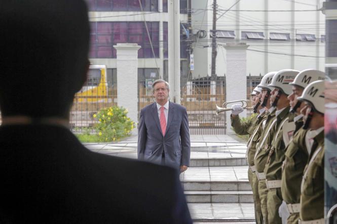 O governador Helder Barbalho recebeu, no Palácio do Governo, no início da tarde desta terça-feira (5), o embaixador do Chile no Brasil, Fernando Schmidt. O representante chileno está no Pará há alguns dias e tem se reunido com líderes empresariais e do setor público para afinar relações e estabelecer parcerias em diversos segmentos.

FOTO: MARCO SANTOS / AG. PARÁ
DATA: 05.02.2019
BELÉM - PARÁ <div class='credito_fotos'>Foto: Marco Santos / Ag. Pará   |   <a href='/midias/2019/originais/fe12be98-cd4e-4b01-a309-e07afa69ad4f.jpg' download><i class='fa-solid fa-download'></i> Download</a></div>