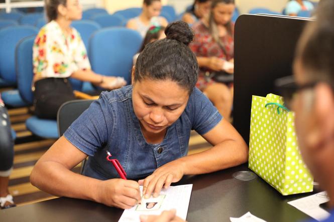 Belém Pará. Local, Sejudh. A Secretaria de Estado de Justiça e Direitos Humanos (Sejudh) realizou ação de cidadania, com a emissão das carteiras de identidade e trabalho para população feminina, na manhã de hoje (8), em alusão ao Dia Internacional da Mulher. Paralelamente, promoveu tratamento estético e apresentações culturais com artistas locais para os públicos interno e externo. 

Foto: Wagner Almeida/ Sejudh 
DATA: 08.03.2019
BELÉM - PARÁ <div class='credito_fotos'>Foto: Wagner Almeida/ Ascom Sejudh   |   <a href='/midias/2019/originais/fe3c00ff-a737-467a-8b3a-94c6da075e5d.jpg' download><i class='fa-solid fa-download'></i> Download</a></div>