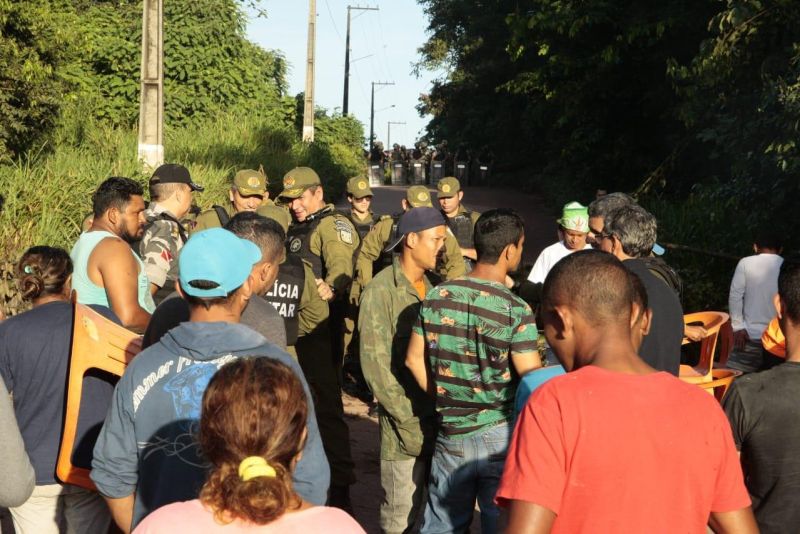 A Polícia Militar do Pará realizou, na manhã deste domingo (2), a operação de desobstrução da estrada que dá acesso ao Aterro Sanitário do município de Marituba, na Região Metropolitana de Belém.

FOTO: FERNANDO ARAÚJO / AG. PARÁ
DATA: 02.06.2019
MARITUBA - PARÁ <div class='credito_fotos'>Foto: Fernando Araújo / agência Pará   |   <a href='/midias/2019/originais/fe8fba95-46d9-4844-aa9f-3dc612b586be.jpg' download><i class='fa-solid fa-download'></i> Download</a></div>