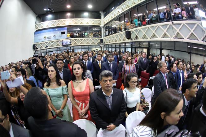 O governador Helder Barbalho prestigiou, na manhã desta sexta-feira (1°), a posse dos novos deputados estaduais do Pará, no plenário Newton Miranda, da Assembleia Legislativa do Estado (Alepa). Na ocasião, os parlamentares também elegeram a nova Mesa Diretora da Casa para um mandato de dois anos. O presidente será o deputado Daniel Barbosa Santos, mais conhecido como Dr. Daniel, sem partido no momento. A cerimônia foi conduzida pela deputada Cilene Couto, tendo como secretários os deputados Martinho Carmona e Miro Sanova.   

FOTO: MARCO SANTOS/AG. PARÁ
DATA: 01.02.2019
BELÉM - PARÁ <div class='credito_fotos'>Foto: Marco Santos / Ag. Pará   |   <a href='/midias/2019/originais/ff608039-59f7-4e81-af28-c9b693d5d854.jpg' download><i class='fa-solid fa-download'></i> Download</a></div>