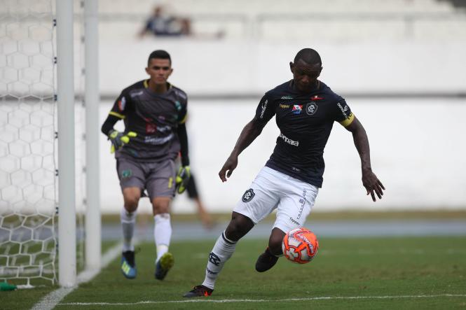 Tranquilidade e muita comemoração marcaram a reabertura do Estádio Estadual Jornalista Edgar Augusto Proença - Mangueirão na tarde deste domingo (3). A vitória do Remo contra o Tapajós, por 1x0, em jogo referente à primeira rodada do Parazão, foi acompanhada de perto por 19,2 mil torcedores, e dentre eles, muitas crianças acompanhadas pelos pais e familiares. 

FOTO: THIAGO GOMES/AG. PARÁ
DATA: 03.02.2019 
BELÉM - PARÁ <div class='credito_fotos'>Foto: Thiago Gomes /Ag. Pará   |   <a href='/midias/2019/originais/ffb5a5b3-fe94-4c62-9dfb-18ef3c6885d8.jpg' download><i class='fa-solid fa-download'></i> Download</a></div>