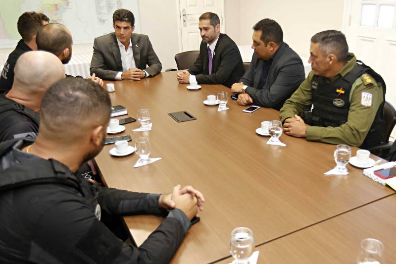 O governador Helder Barbalho e os coordenadores da Força-Tarefa, em reunião no Palácio do Governo