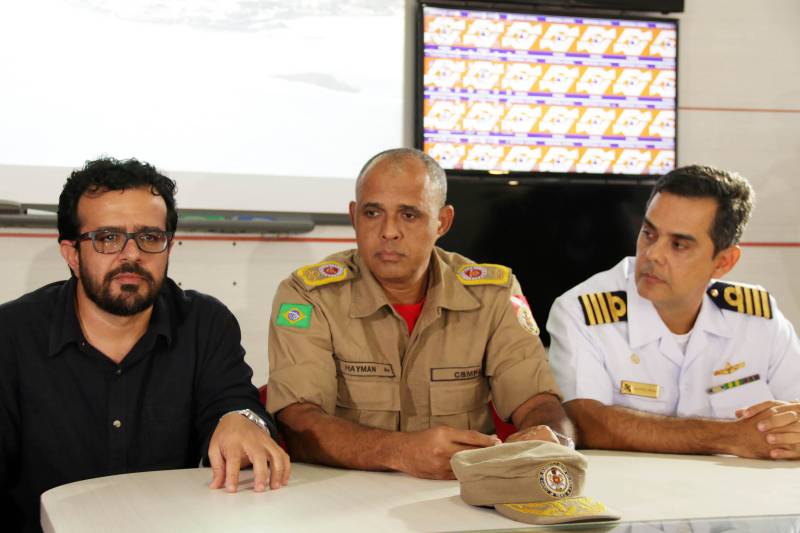 O secretário adjunto Rodolpho Zahluth Bastos (e), o comandante-geral do Corpo de Bombeiros, coronel Hayman Souza (c) e o capitão dos Portos da Amazônia Oriental, Manoel Oliveira Pinho