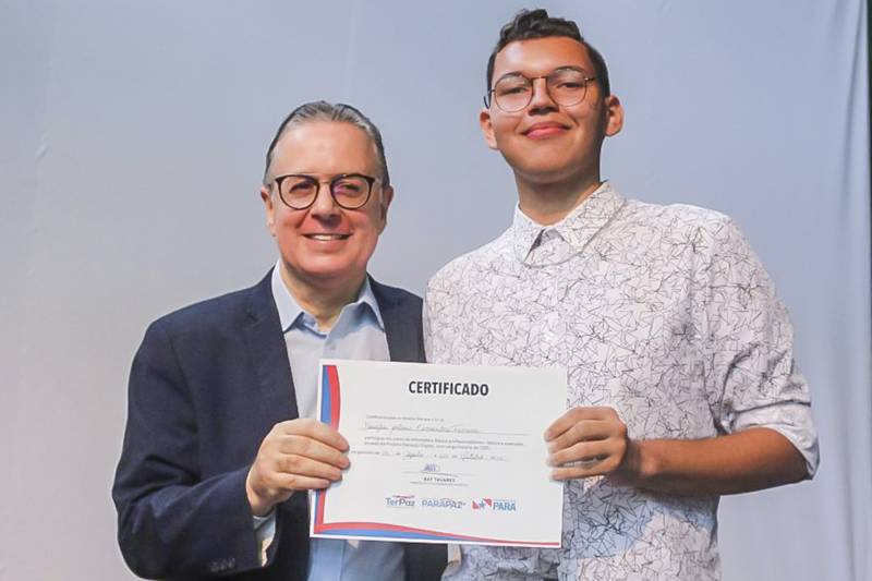 Ricardo Balestreri entrega Certificado do Projeto "Geração Digital"