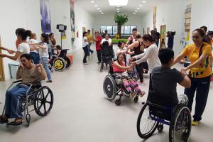 notícia: Pessoas com deficiência vivenciam a dança como terapia associada à reabilitação