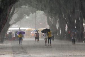 notícia: Chuvas devem continuar em abril e maré alta pode chegar a 5,5 metros