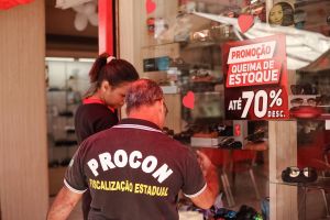 galeria: Agentes do Procon fiscalizam lojas no centro comercial de Belém