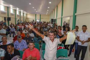 notícia: Governo entrega títulos de terra para moradores de 18 municípios