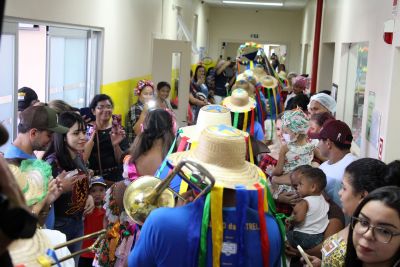 galeria: Arrastão do Pavulagem leva alegria para crianças no Hospital Oncológico Infantil