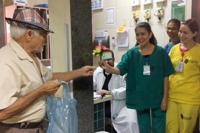 galeria: Paciente retorna ao Hospital Regional de Marabá para presentear a equipe com flores