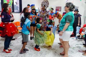 notícia: Bailinho de Carnaval anima crianças em tratamento no Hospital Oncológico