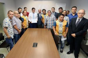 notícia: Representantes da Liga dos Blocos entregam certificado de 'Amigo do Pré-Carnaval' ao governador