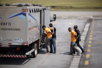 notícia: Governo realiza transferência de presos após confronto em presídio de Altamira 
