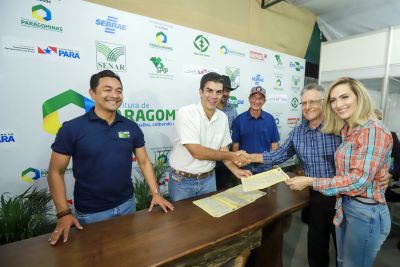 notícia: Em Paragominas, governo do Estado entrega título de terras a produtores rurais