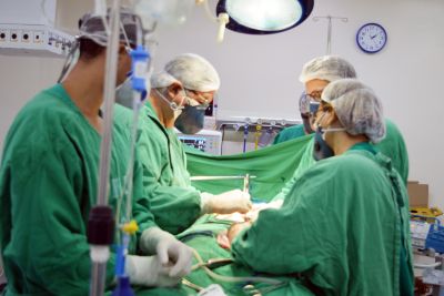 notícia: Hospital de Santarém realiza procedimento oncológico raro no país