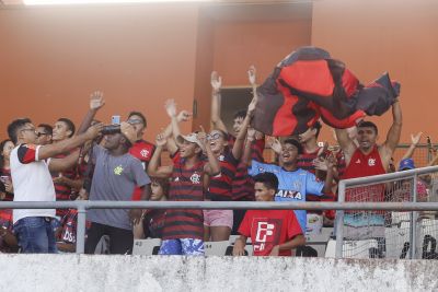 notícia: No Mangueirão, torcida do Flamengo comemora título e arrecada 6 toneladas de alimentos